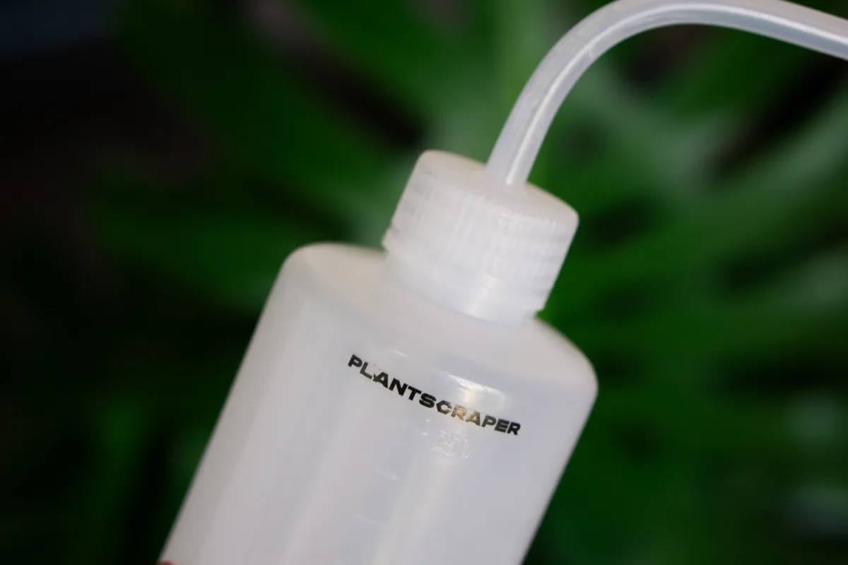 Fľaštička na polievanie rastlín a tyčí Plantscraper