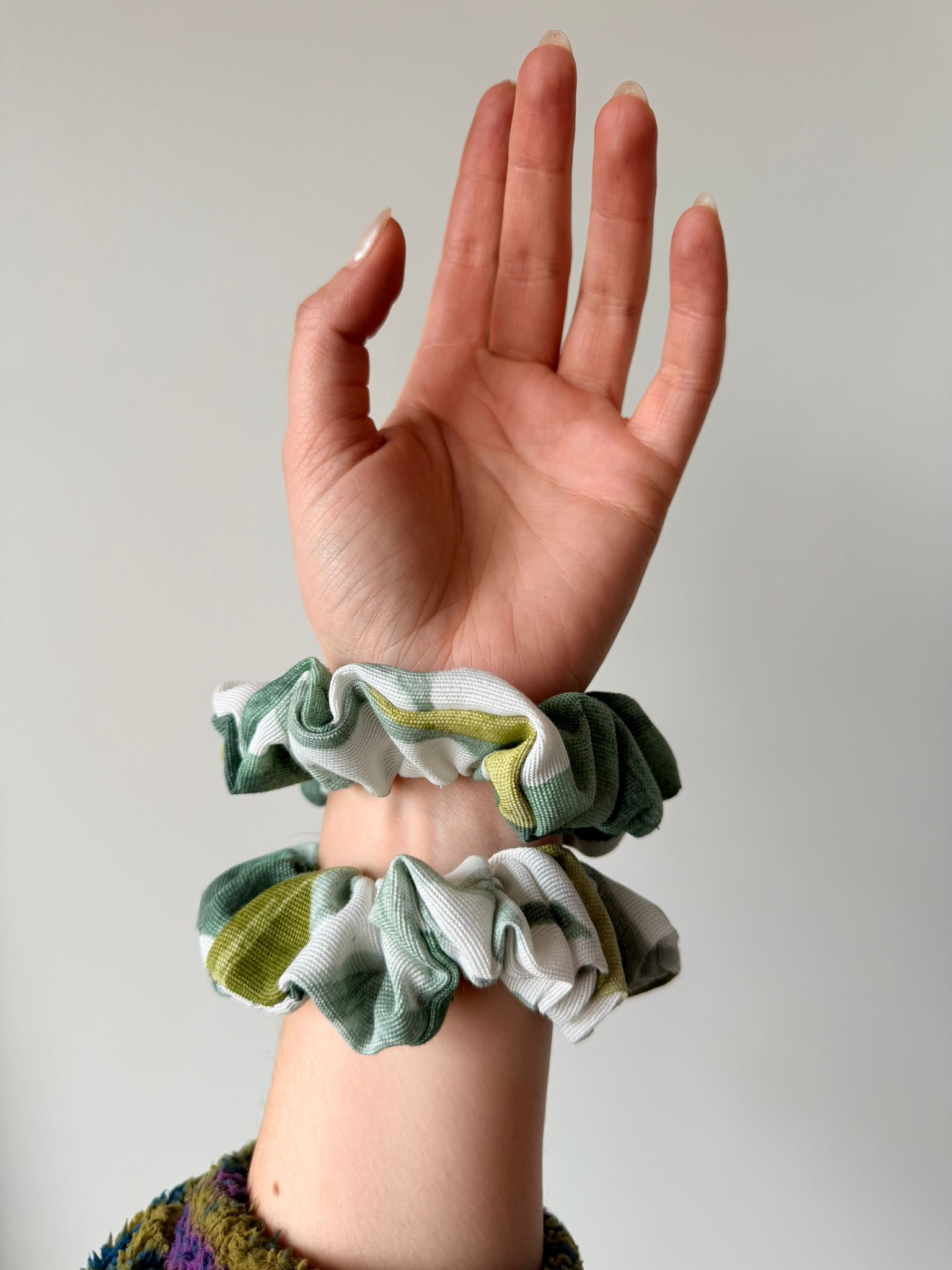 Gumička pomoci Scrunchie pre Kvetkinho ocina